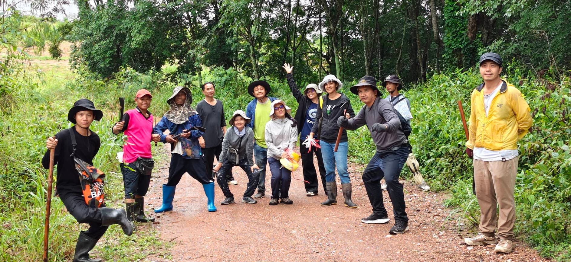 ทีมงานและชุมชนร่วมสำรวจเส้นทางวิ่ง